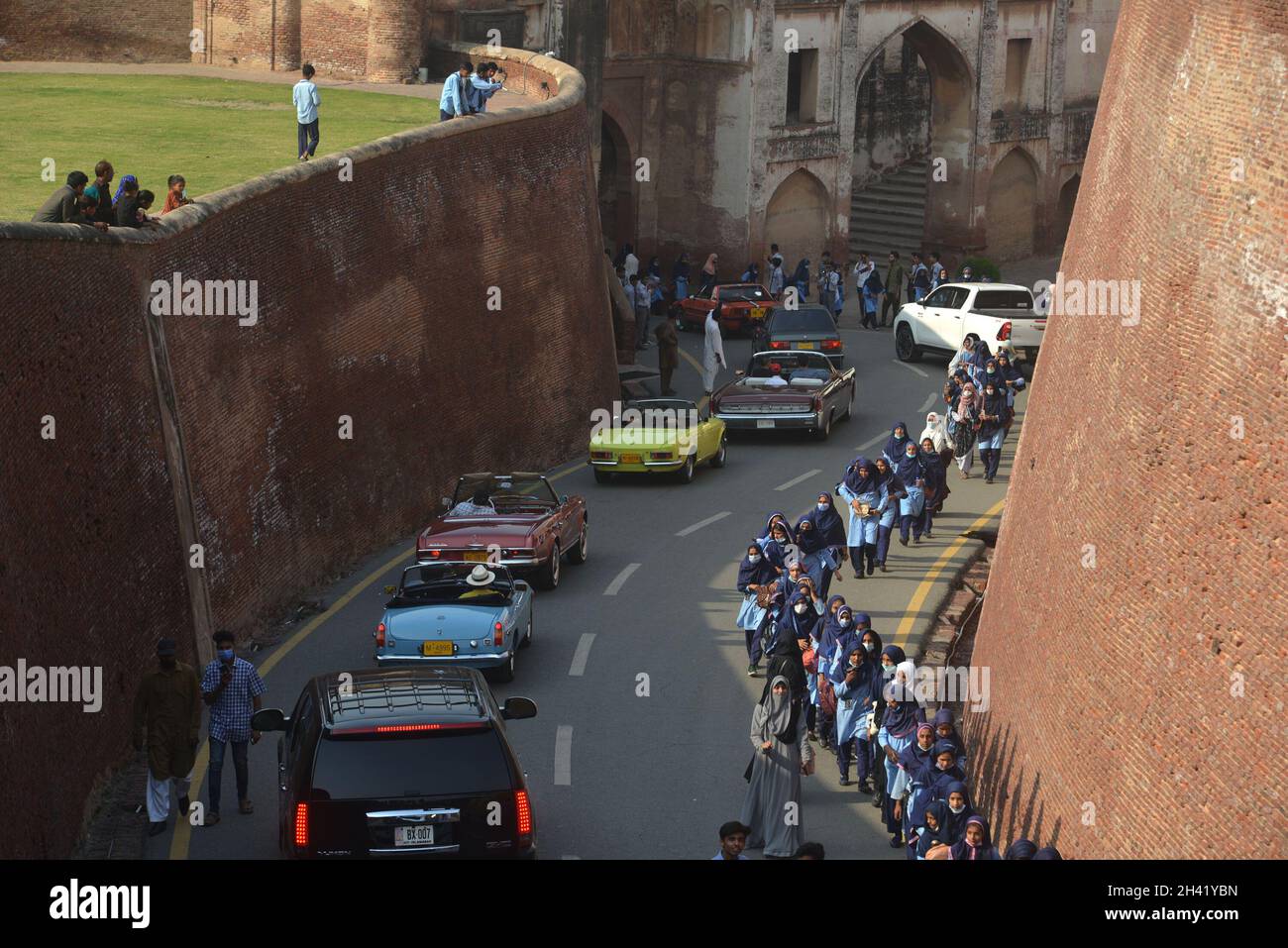 Lahore, Pakistan. 30th Oct, 2021. Pakistani people take apart of Auto