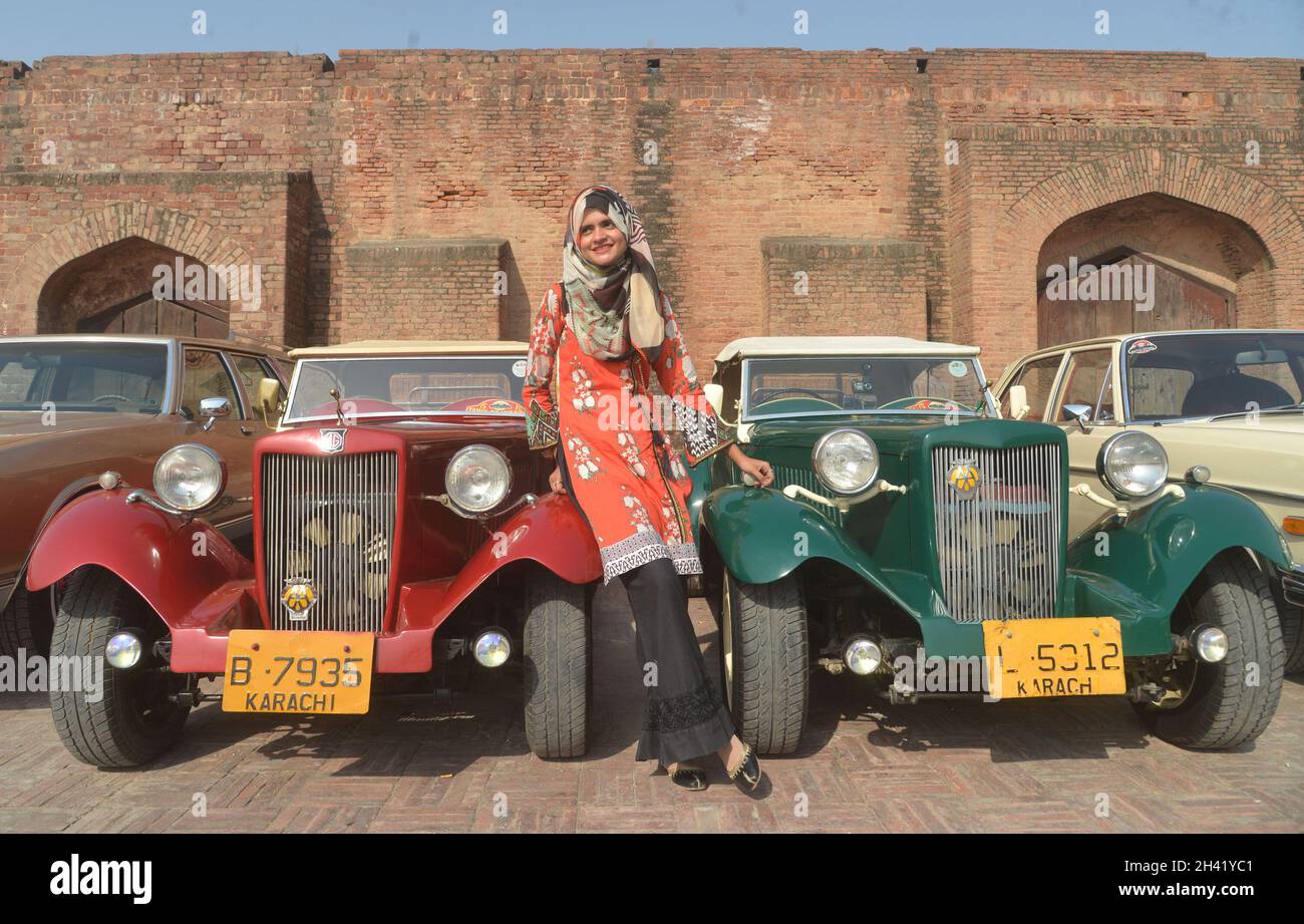 Lahore, Pakistan. 30th Oct, 2021. Pakistani people take apart of Auto