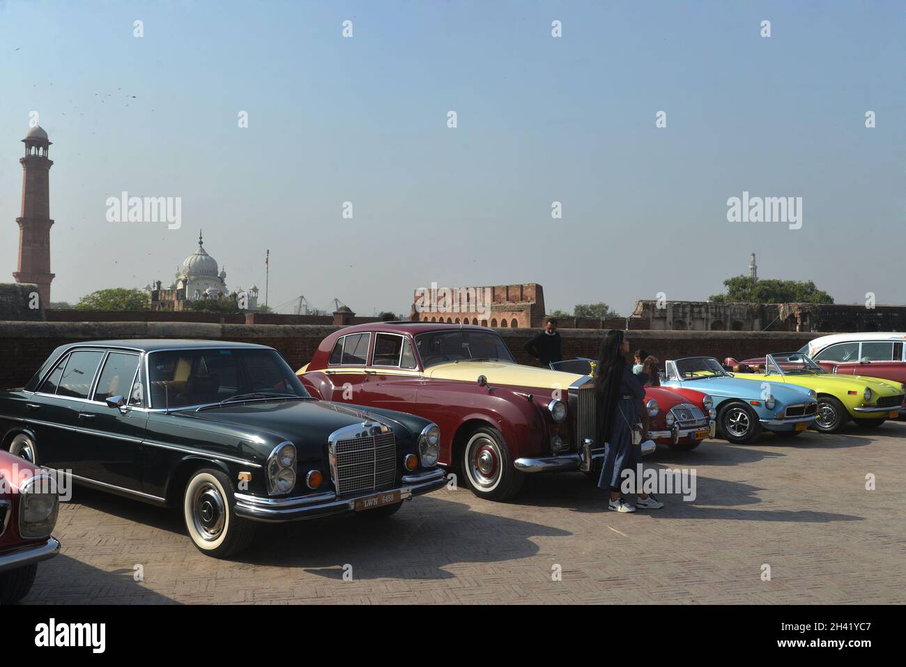 Lahore, Pakistan. 30th Oct, 2021. Pakistani people take apart of Auto