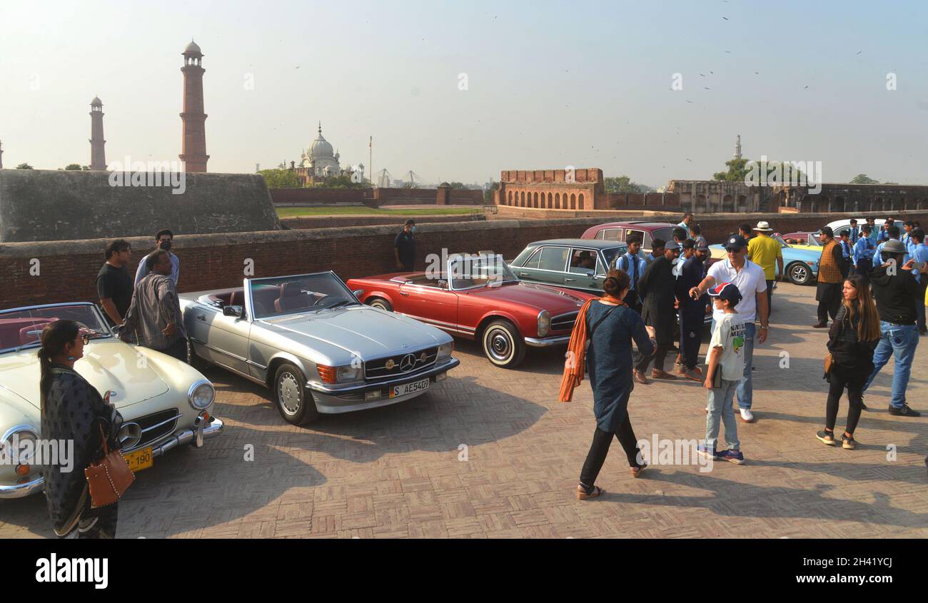 Lahore, Pakistan. 30th Oct, 2021. Pakistani people take apart of Auto