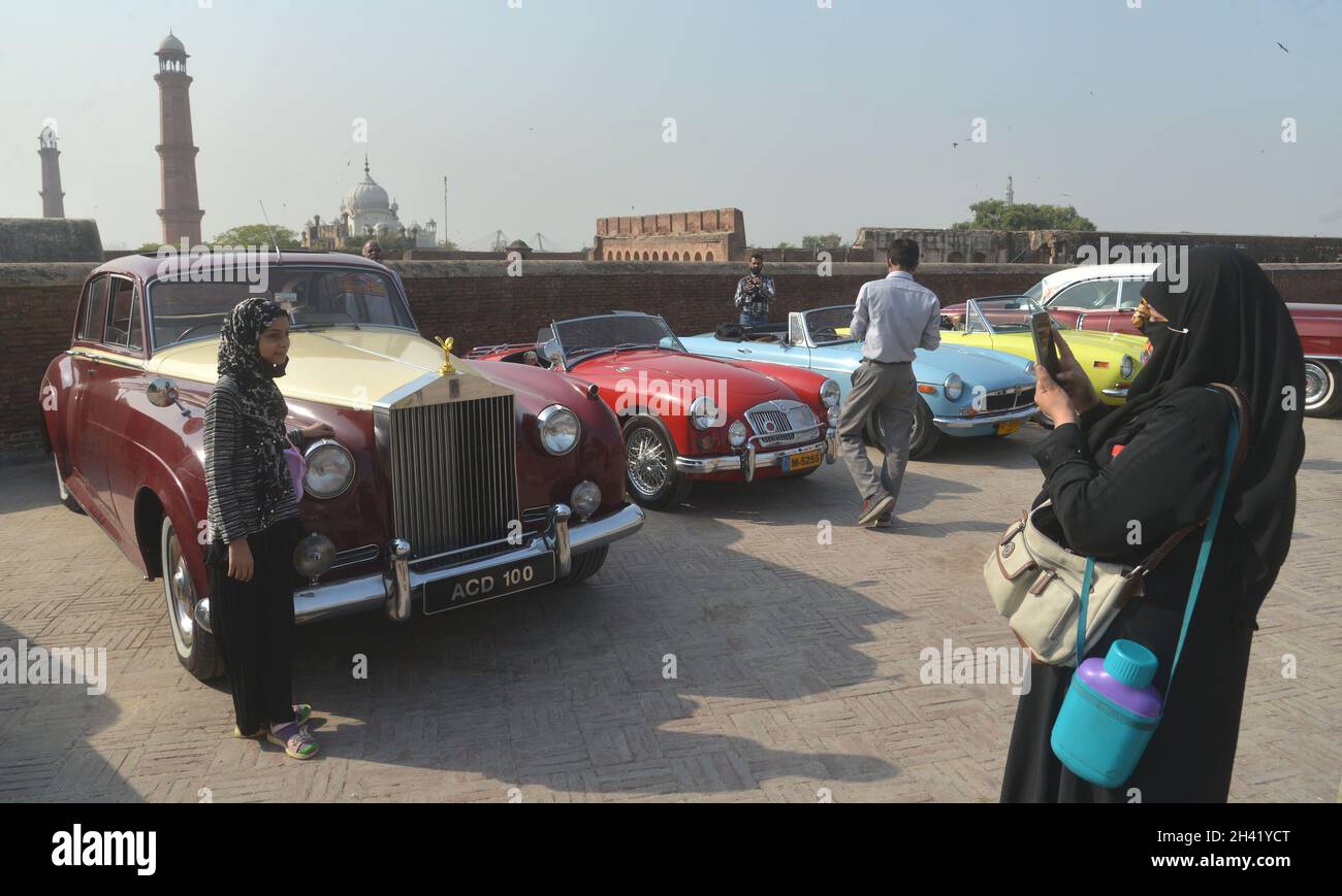Lahore, Pakistan. 30th Oct, 2021. Pakistani people take apart of Auto