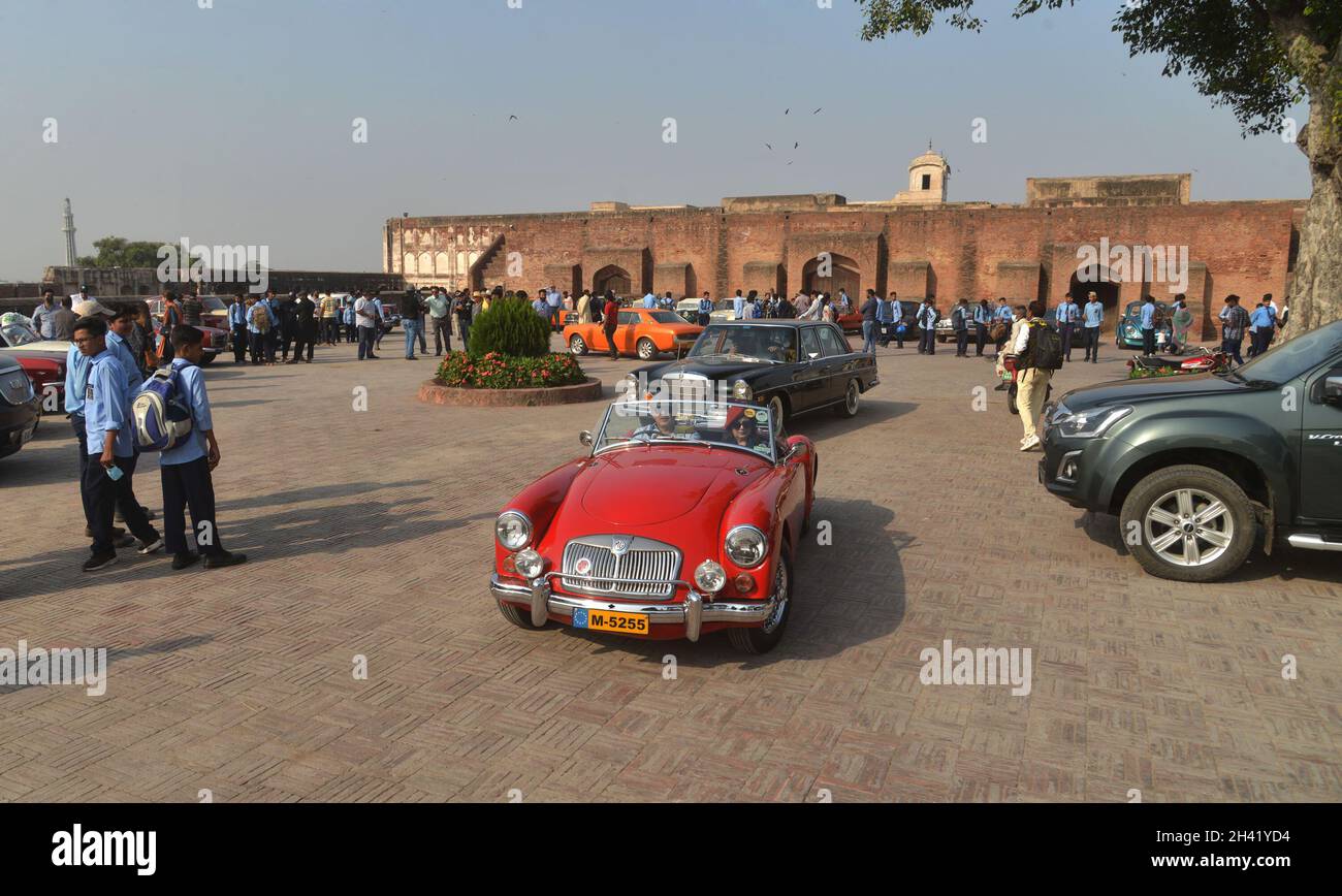 Lahore, Pakistan. 30th Oct, 2021. Pakistani people take apart of Auto