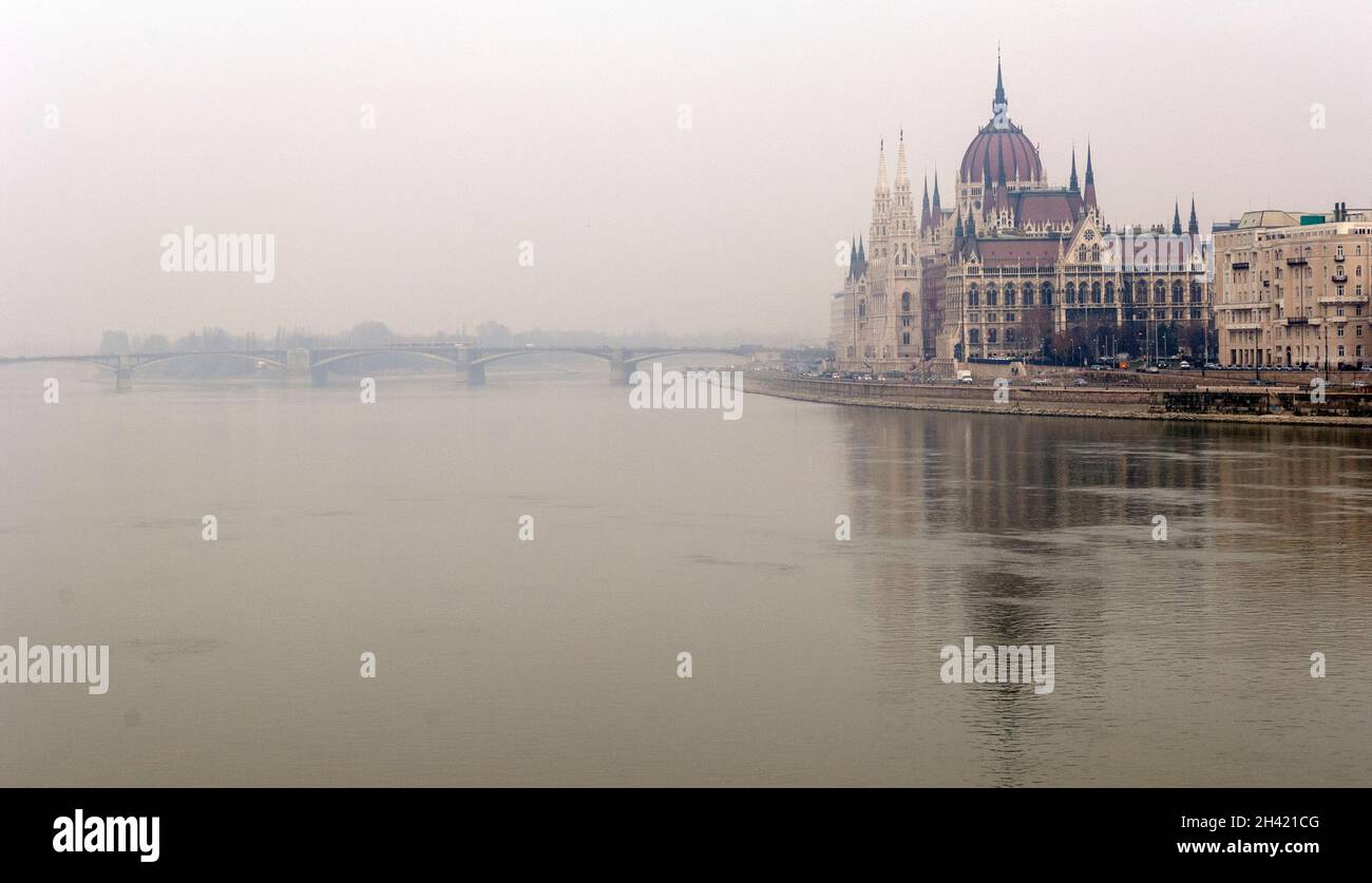 Atmospheric view of Budapest Parliament building standing on the shores of the River Danube, Budapest, Hungary, Europe. Stock Photo