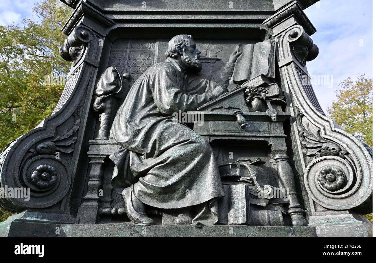 31 October 2021, Thuringia, Eisenach: A depiction on the Luther Monument on Karlsplatz from 1895 shows Luther during the translation of the Bible. To mark the 500th anniversary of Martin Luther's translation of the New Testament at Wartburg Castle, Thüringer Tourismus GmbH (TTG) has chosen the motto 'Translating the World' for the entire year 2022. On this year's Reformation Day, 31 October, the prime minister and Eisenach's mayor opened the tourism theme year. Photo: Martin Schutt/dpa-Zentralbild/dpa Stock Photo
