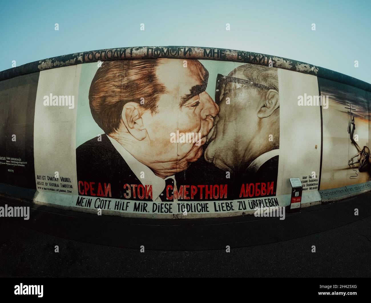 Fraternal Kiss Berlin Hi res Stock Photography And Images Alamy fraternal-kiss-berlin-hi-res-stock-photography-and-images-alamy