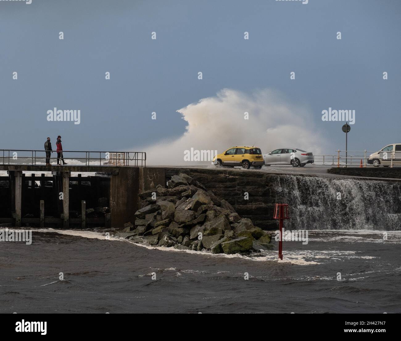 Aberystwyth, Ceredigion, Wales, UK. 31st October 2021 UK weather. Strong winds and high tide batter the coastal town of Aberystwyth. © Rhodri Jones/Alamy Live News Stock Photo