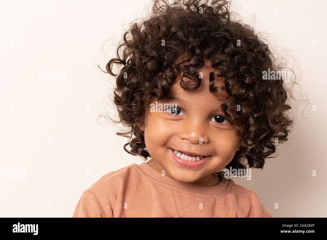 Hispanic boy curly hair smiling hi-res stock photography and images - Alamy