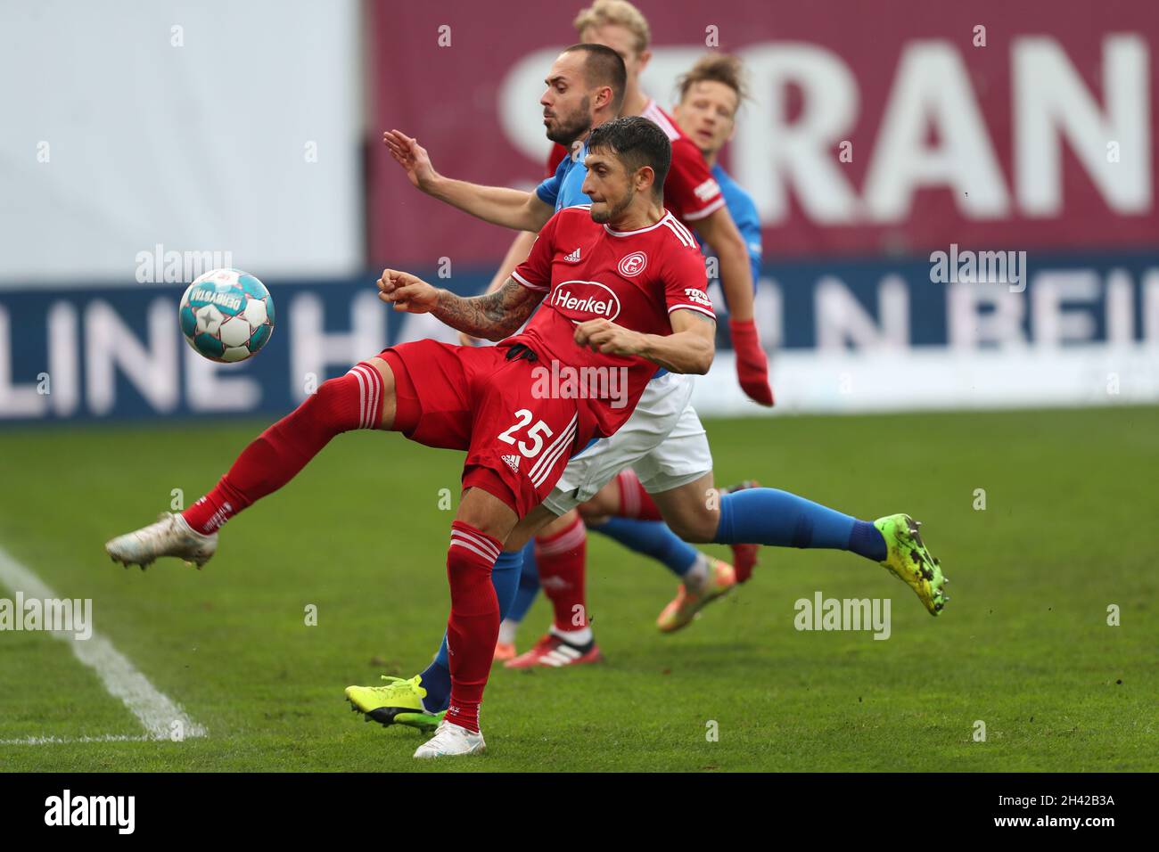 Rostock, Germany. 31st Oct, 2021. Football: 2. Bundesliga, Hansa Rostock -  Fortuna Düsseldorf, Matchday 12, Ostseestadion. Pascal Breier (back) of  Hansa Rostock fights for the ball with Matthias Zimmermann (front) of  Fortuna