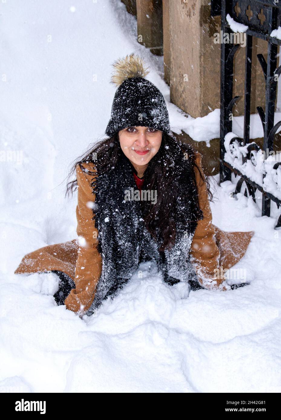 Woolly hat and snow and woman hi-res stock photography and images - Alamy