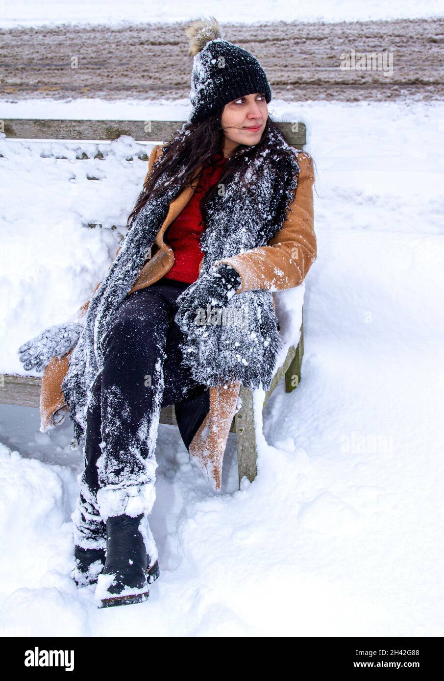 Woolly hat and snow and woman hi-res stock photography and images - Alamy