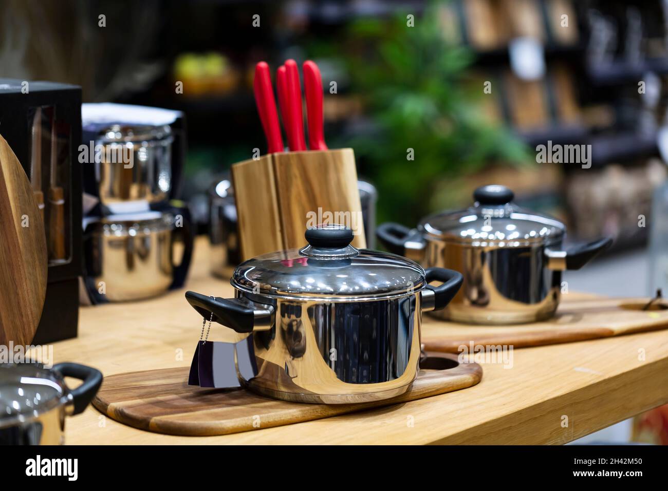 kitchenware, cookware set on wood table. Beautiful modern new pans.  Interior and design of modern home kitchen. Blurred background, selective  focus Stock Photo - Alamy