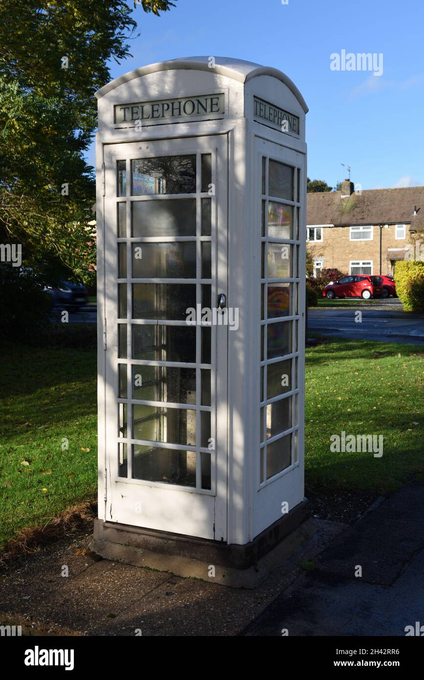Cream-coloured K6 telephone box, Hedon, East Yorkshire, England Stock Photo