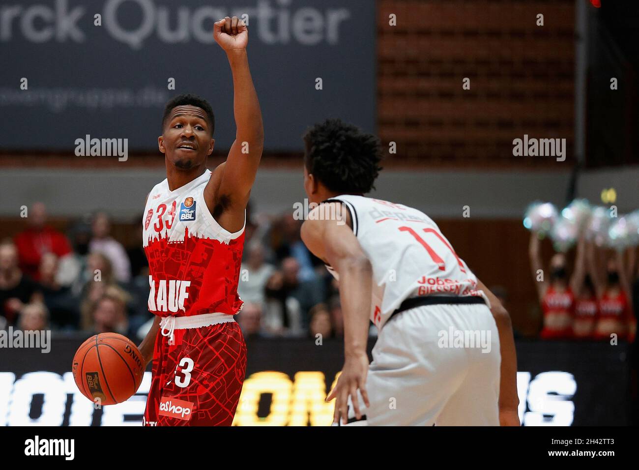 firo: 31.10.2021, basketball, BBL, main round 2021-2022, s.Oliver Wuerzburg  Wvºrzburg - Jobstairs Giessen Gievuen 46ers, image: v. left Kerron Johnson ( s.Oliver Wuerzburg) and Jalen Tate (JobStairs GIESSEN 46ers Stock Photo -  Alamy