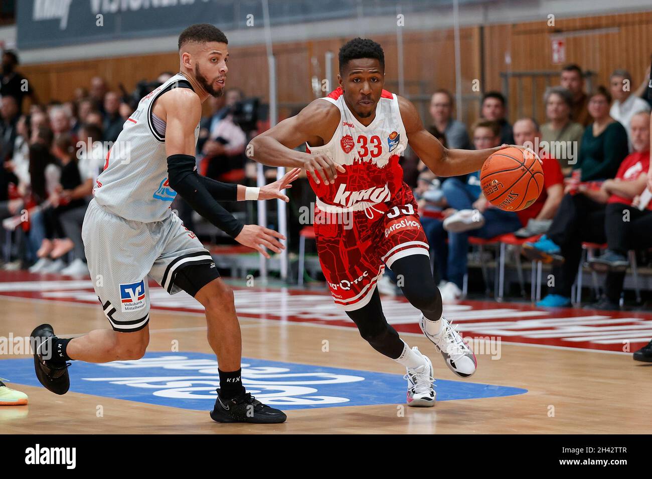 firo: 31.10.2021, basketball, BBL, main round 2021-2022, s.Oliver Wuerzburg  Wvºrzburg - Jobstairs Giessen Gievuen 46ers, image: v. left Kendale  McCullum (JobStairs GIESSEN 46ers) and Kerron Johnson (s.Oliver Wuerzburg  Stock Photo - Alamy