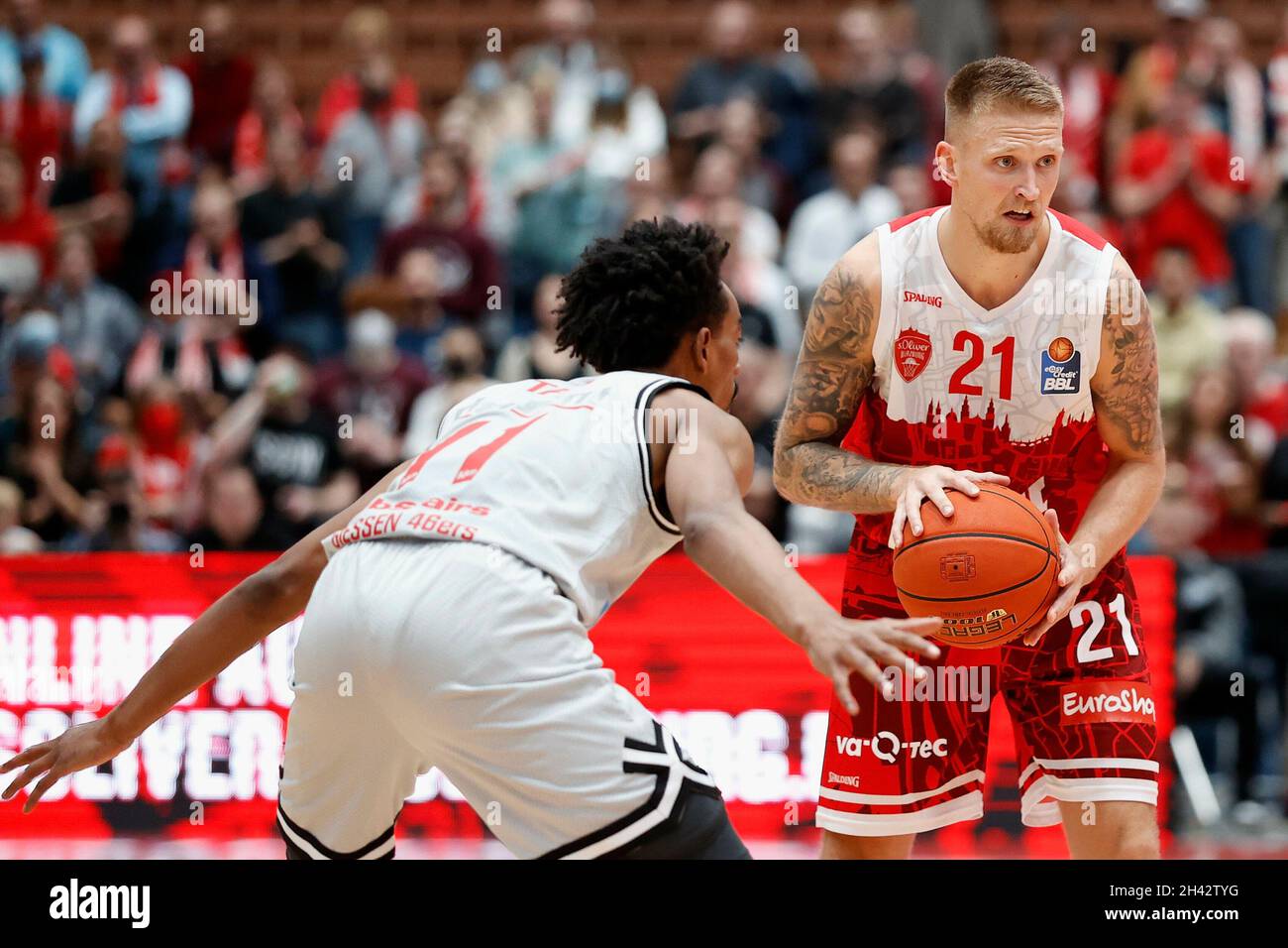 firo: 31.10.2021, basketball, BBL, main round 2021-2022, s.Oliver Wuerzburg  Wvºrzburg - Jobstairs Giessen Gievuen 46ers, image: v. left Jalen Tate  (JobStairs GIESSEN 46ers) and Aigars Skele (s.Oliver Wuerzburg Stock Photo  - Alamy