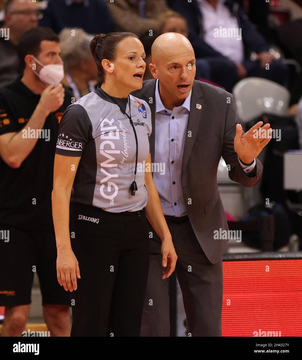 Bonn, Deutschland. 30th Oct, 2021. Bonn, Deutschland, 30.10.2021, Telekom  Dome, Basketball, BBL, Telekom Baskets Bonn vs Niners Chemnitz: referee Anne  Panther, Head Coach Rodrigo Pastore (Chemnitz) gestures. Credit: Juergen  Schwarz/Alamy Live News