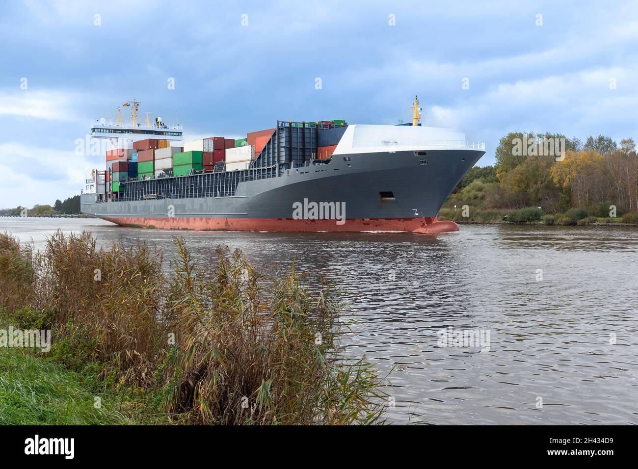 Containerschiff auf dem Nord-Ostsee-Kanal bei Kiel, Deutschland Stock Photo