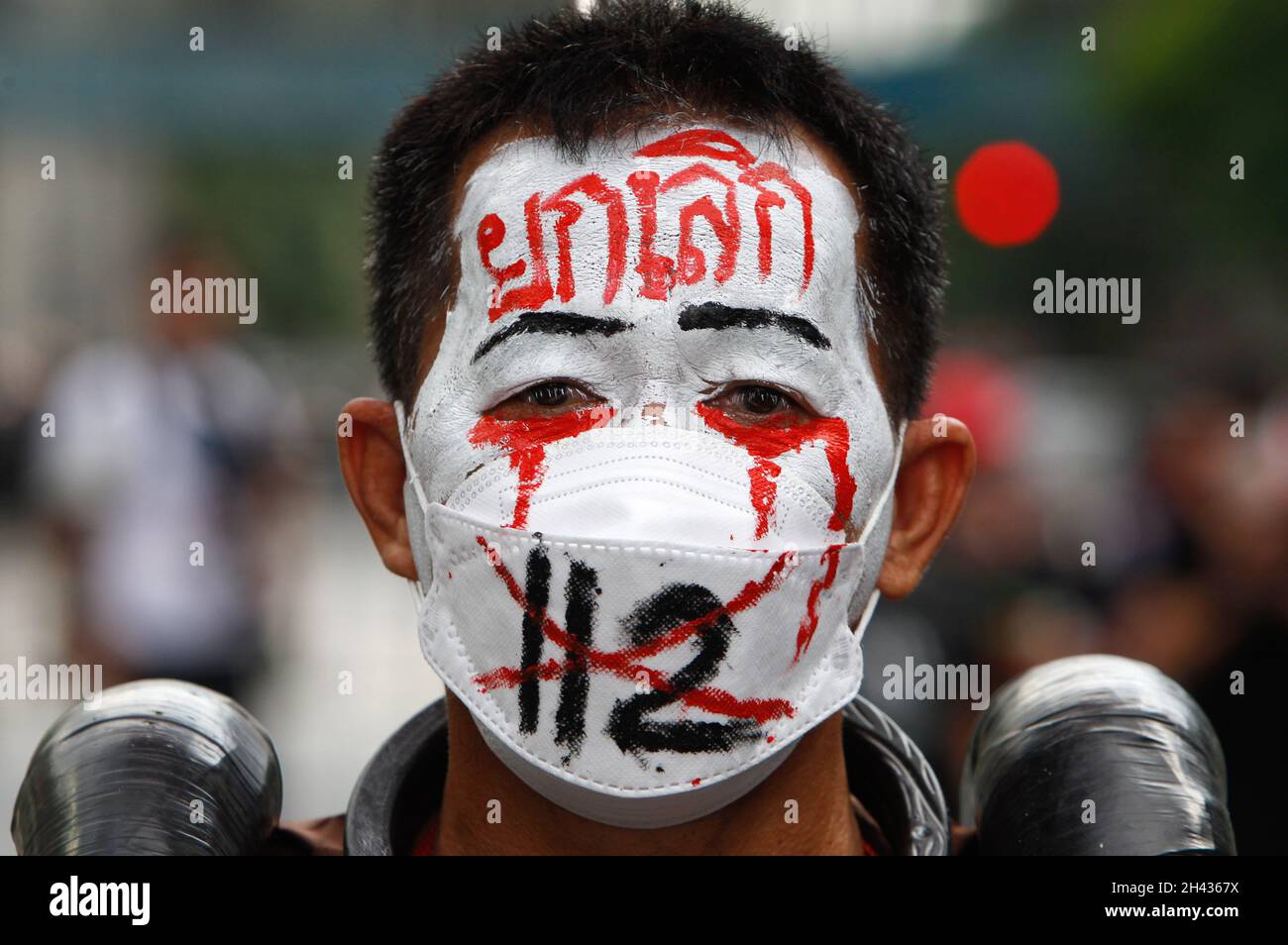 Bangkok, Thailand. 31st Oct, 2021. A protester wearing face paint during the demonstration. Anti-government protesters gathered at Ratchaprasong intersection in Bangkok demanding Prime Minister Prayuth Chan-ocha's resignation and the abolition of the 112 Lese-Majeste law. (Photo by Chaiwat Subprasom/SOPA Images/Sipa USA) Credit: Sipa USA/Alamy Live News Stock Photo