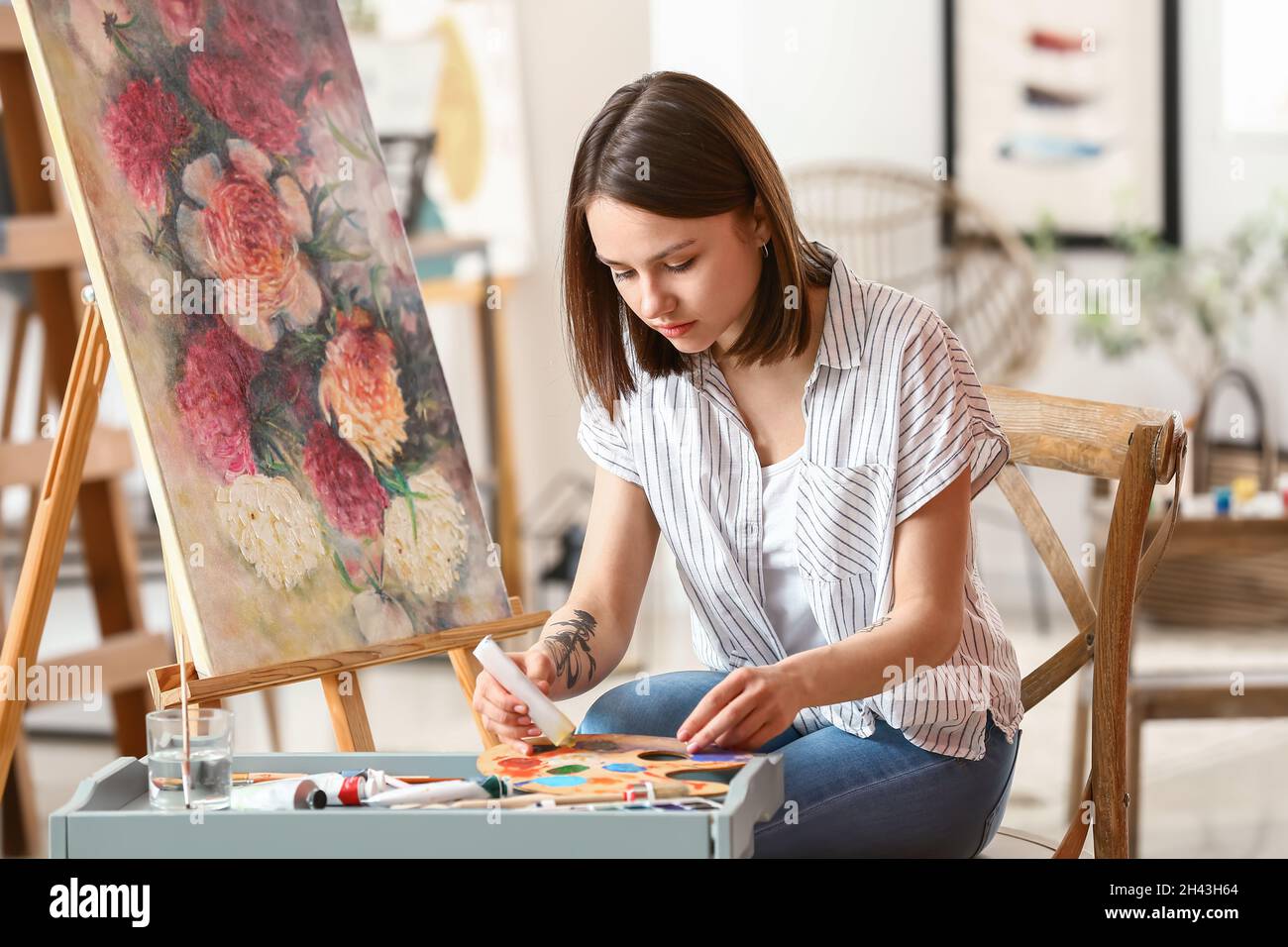 Young female artist painting in workshop Stock Photo - Alamy, image size:1300x956