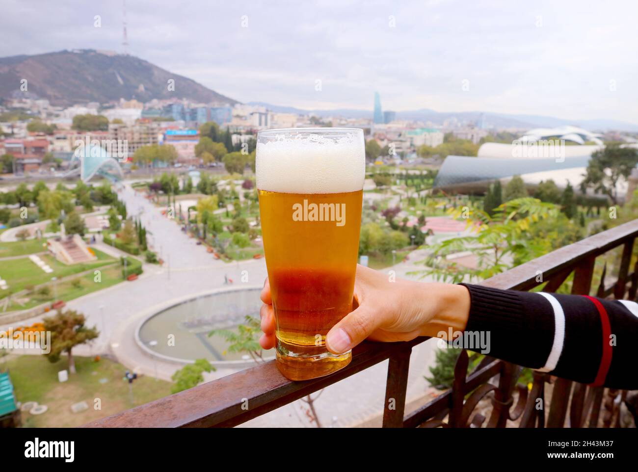Person holding pint of beer hi-res stock photography and images - Alamy