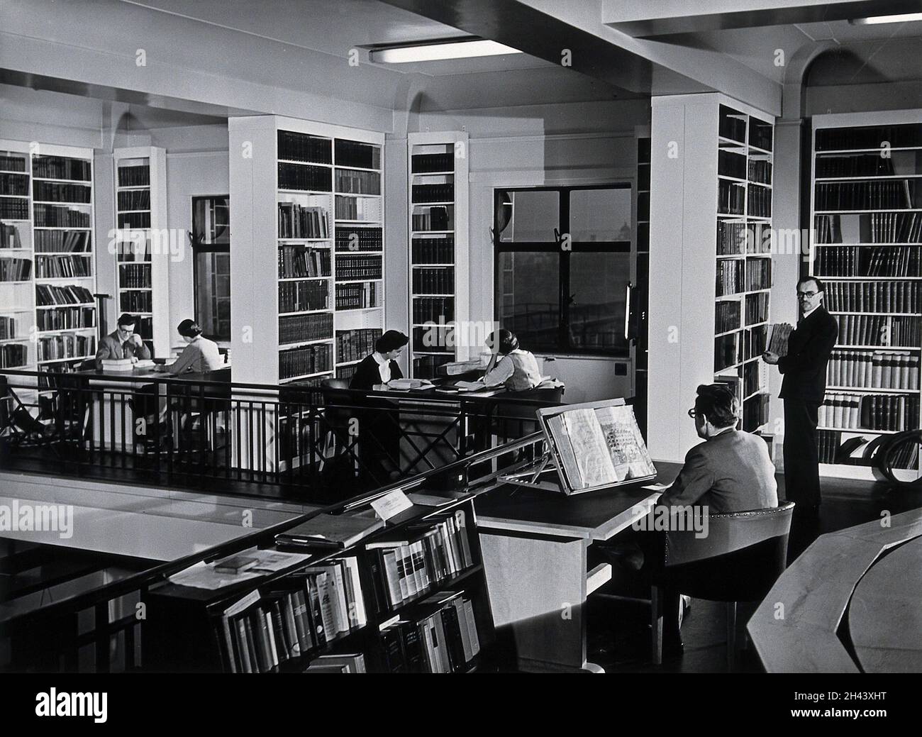 The Wellcome Building, Euston Road, London: the gallery in the Hall of Statuary as adapted for the Library, c. 1960. Photograph. Stock Photo