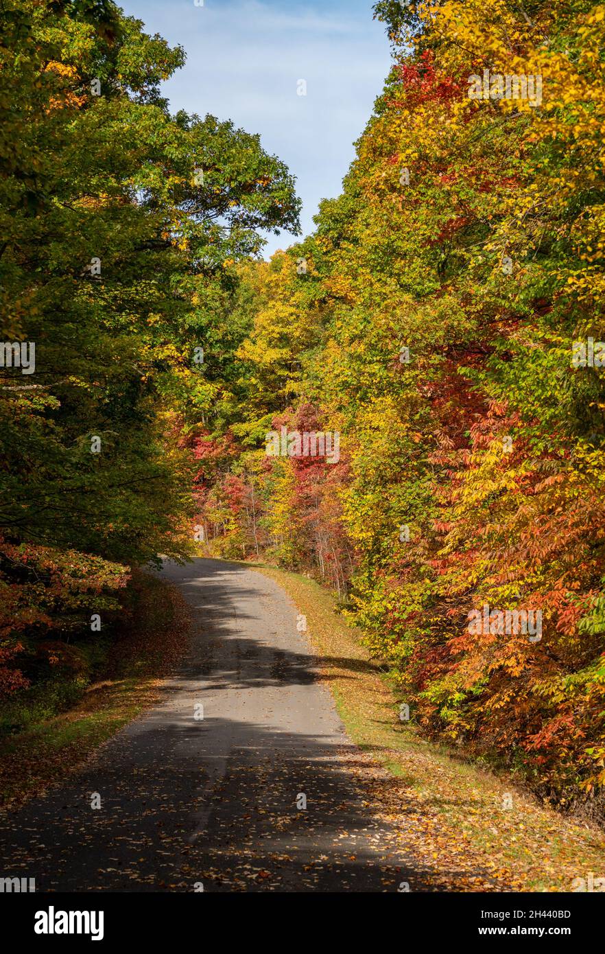 Rock lake road hires stock photography and images Alamy