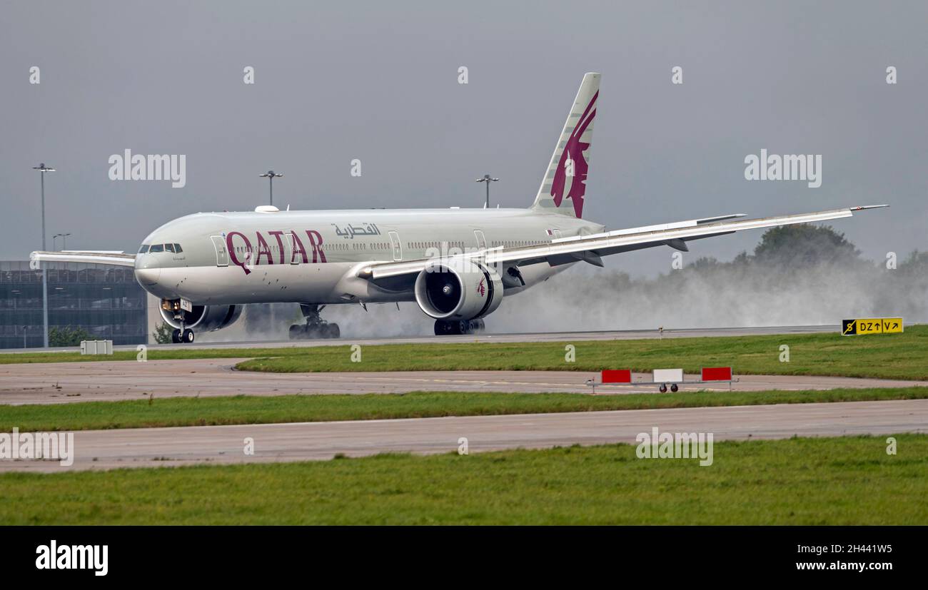 Qatar Airways Boeing 777-300ER, A7-BAZ, landing at Manchester Airport Stock Photo