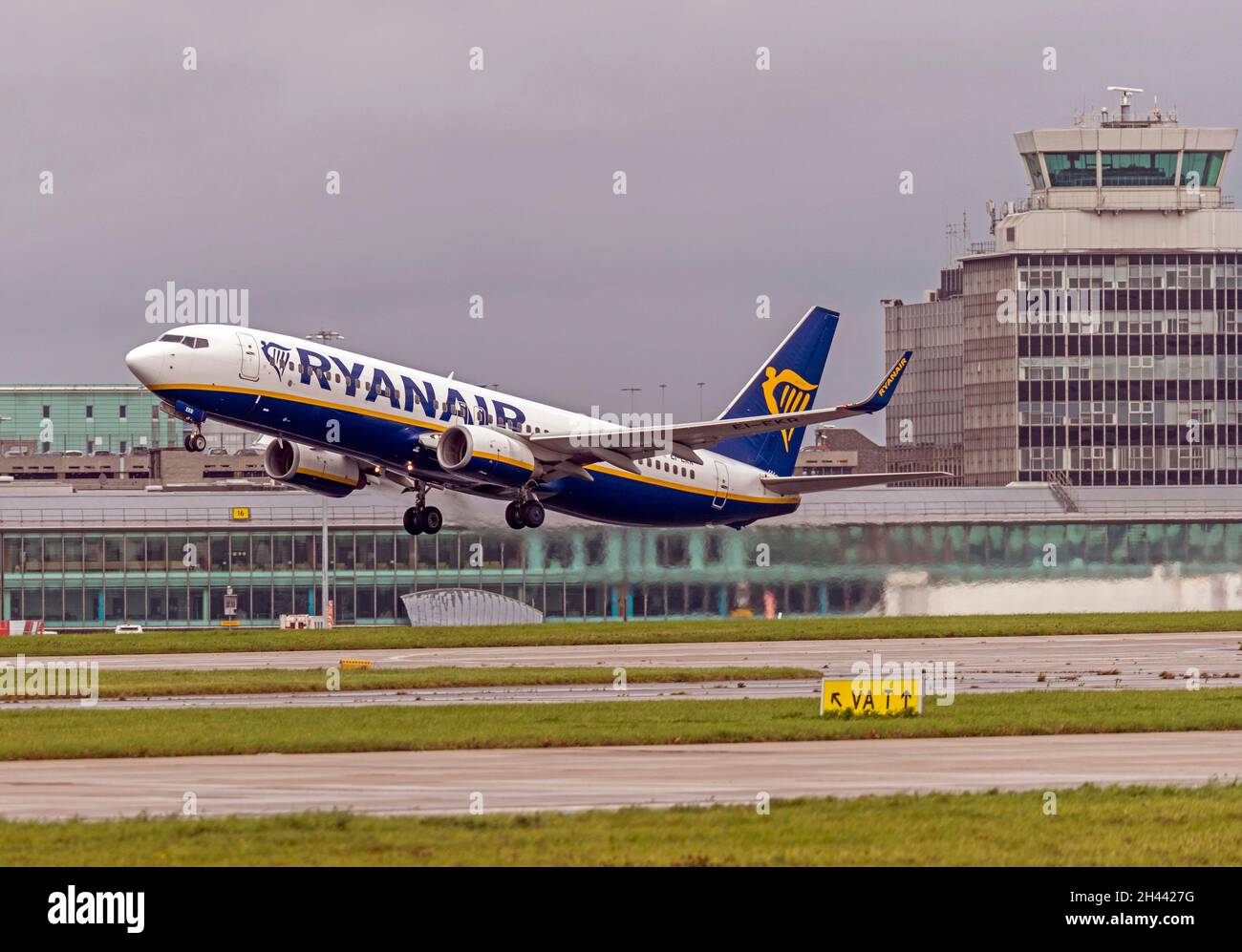 Ryanair, Boeing 737-8AS, EI-EKR, lifting off at Manchester Airport Stock Photo