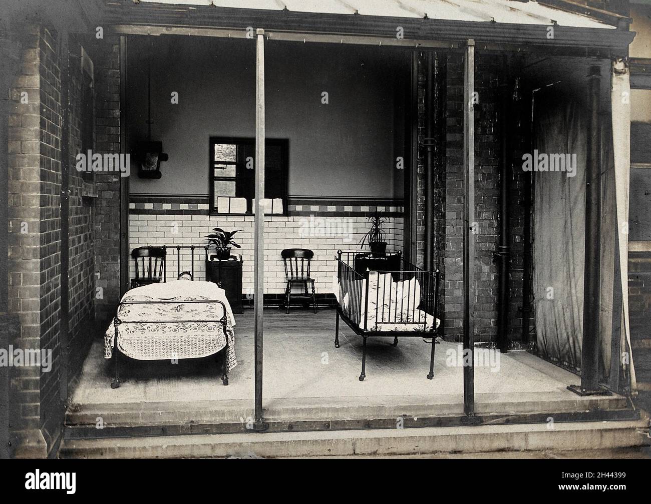 Nottingham: a verandah open to the air with a bed and a cot, each containing a child being treated for acute illness. Photograph, 1893. Stock Photo