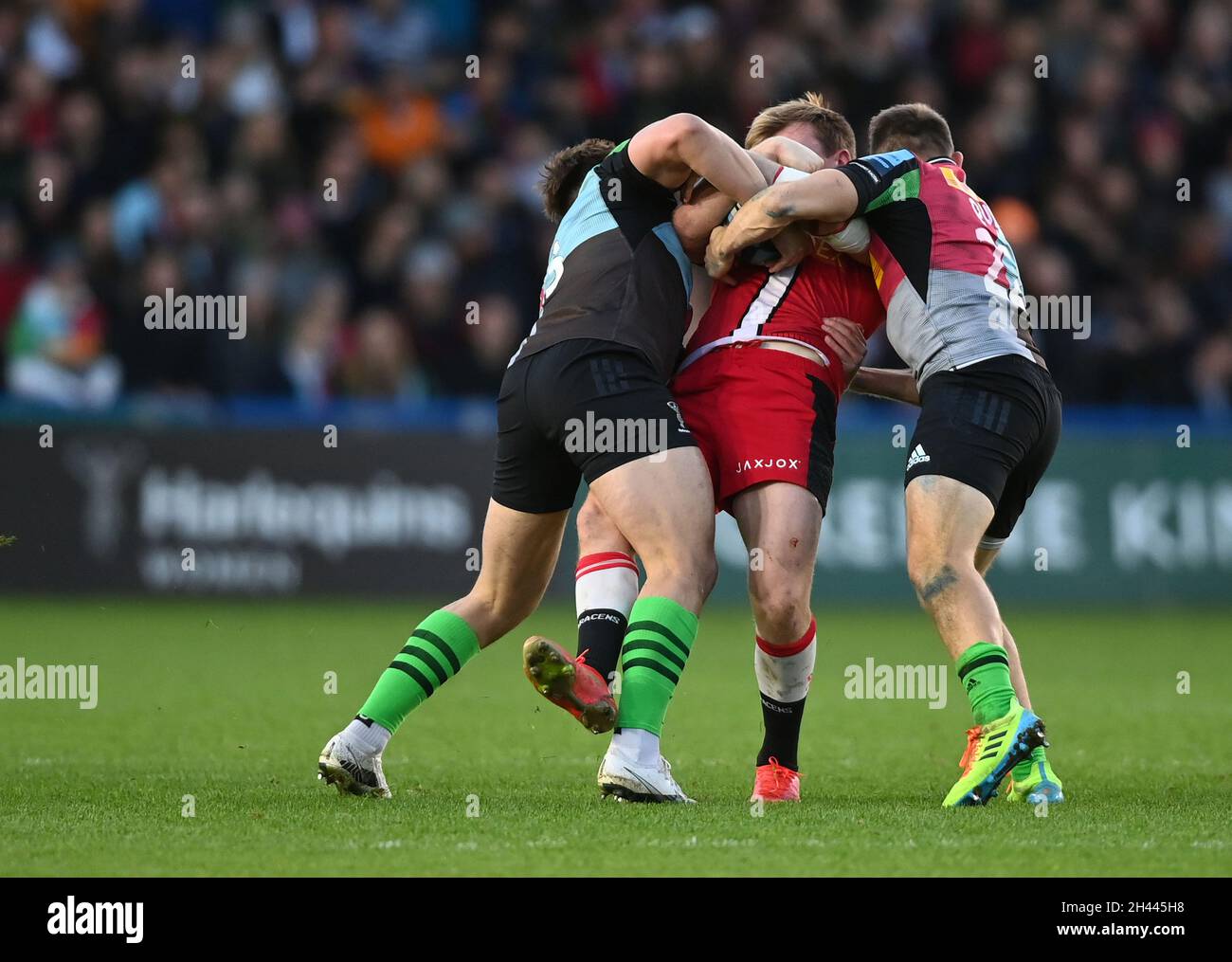 Twickenham, United Kingdom. 31st Oct, 2021. Premiership Rugby. Harlequins V Saracens. The Stoop. Twickenham. Nick Tompkins (Saracens) is tackled by Huw Jones (Harlequins, left) and Will Edwards (Harlequins). Credit: Sport In Pictures/Alamy Live News Stock Photo
