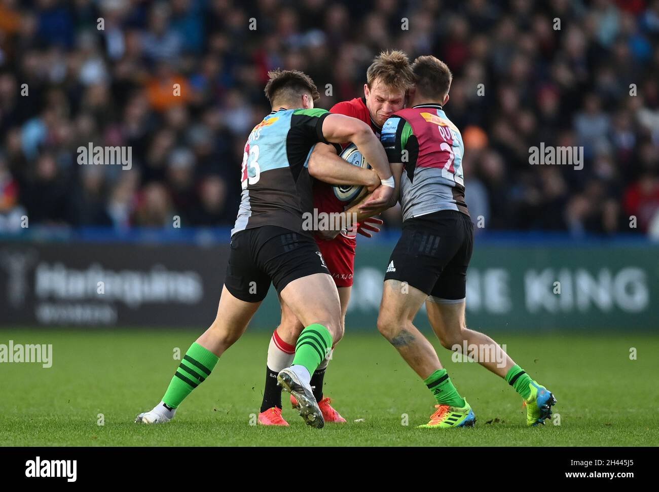 Twickenham, United Kingdom. 31st Oct, 2021. Premiership Rugby. Harlequins V Saracens. The Stoop. Twickenham. Nick Tompkins (Saracens) is tackled by Huw Jones (Harlequins, left) and Will Edwards (Harlequins). Credit: Sport In Pictures/Alamy Live News Stock Photo