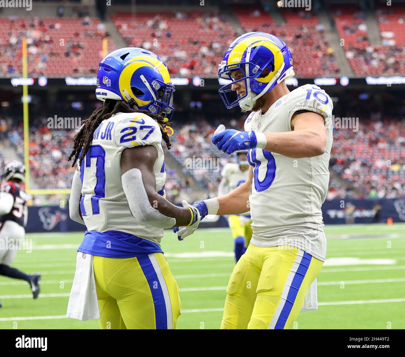 Photo: Los Angeles Rams receiver Cooper Kupp (R) pulls away from Tampa Bay  Buccaneers cornerback Darian Stewart for a 29 yard touchdown -  LAP20190929807 