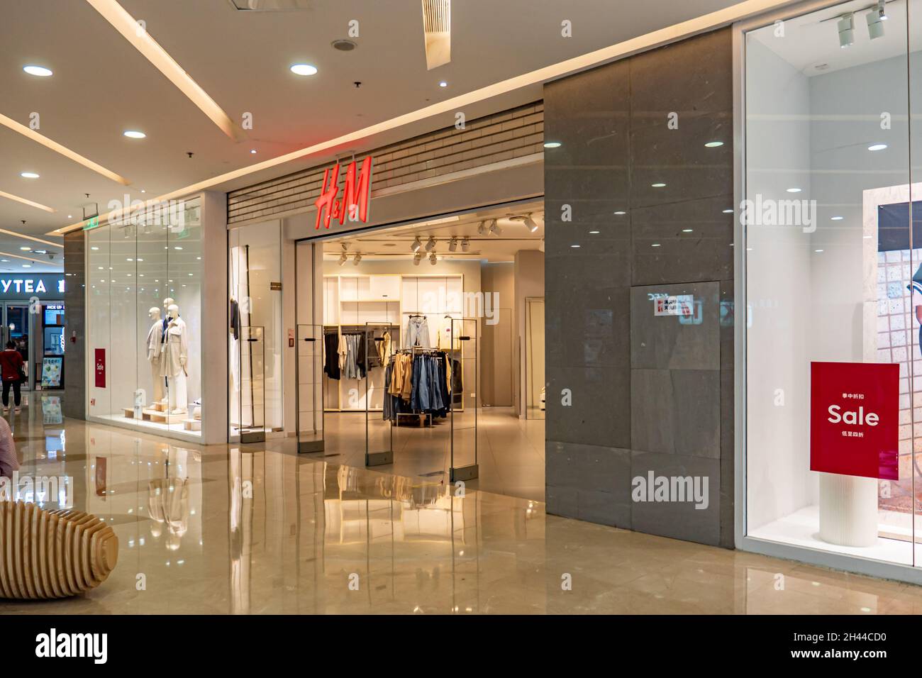 H&m in v3s mall top