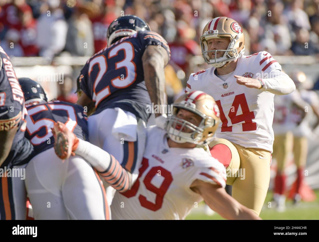 Houston, TX, USA. 19th Nov, 2017. Arizona Cardinals kicker Phil Dawson (4)  kicks an extra point during the 3rd quarter of an NFL football game between  the Houston Texans and the Arizona