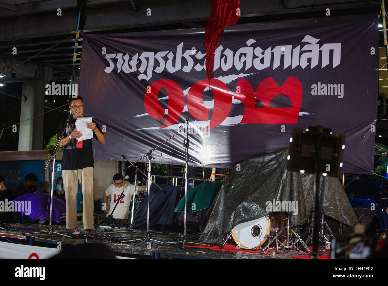Somyot Pruksakasemsuk, activist speaks during the demonstration.Pro-democracy protesters gathered on Ratchadumri Road demanding the abolition of the lese majesty law (article 112 of the Thai criminal code) and monarchy reform. (Photo by Varuth Pongsapipatt / SOPA Images/Sipa USA) Stock Photo