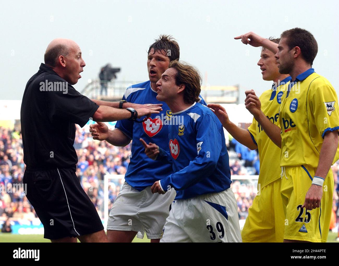 PORTSMOUTH V BIRMINGHAM REFEREE MR. B. KNIGHT REPELS PTROTESTS FROM EYAL BERKOVIC AND ARJAN DE. ZEEUW PIC MIKE WALKER 2004 Stock Photo