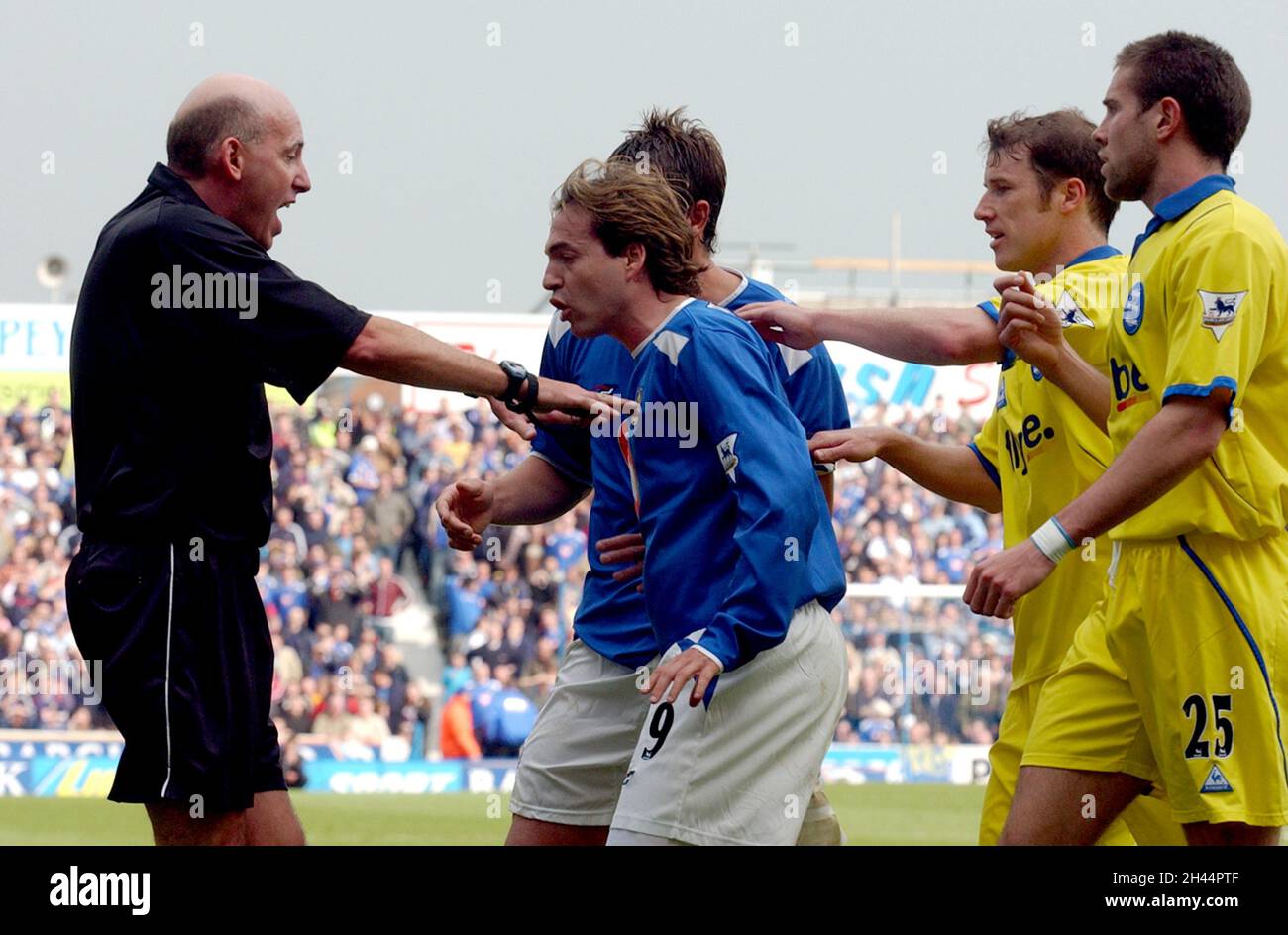 PORTSMOUTH V BIRMINGHAM REFEREE MR. B. KNIGHT REPELS PROTESTS FROM EYAL BERKOVIC AND ARJAN DE. ZEEUW PIC MIKE WALKER 2004 Stock Photo