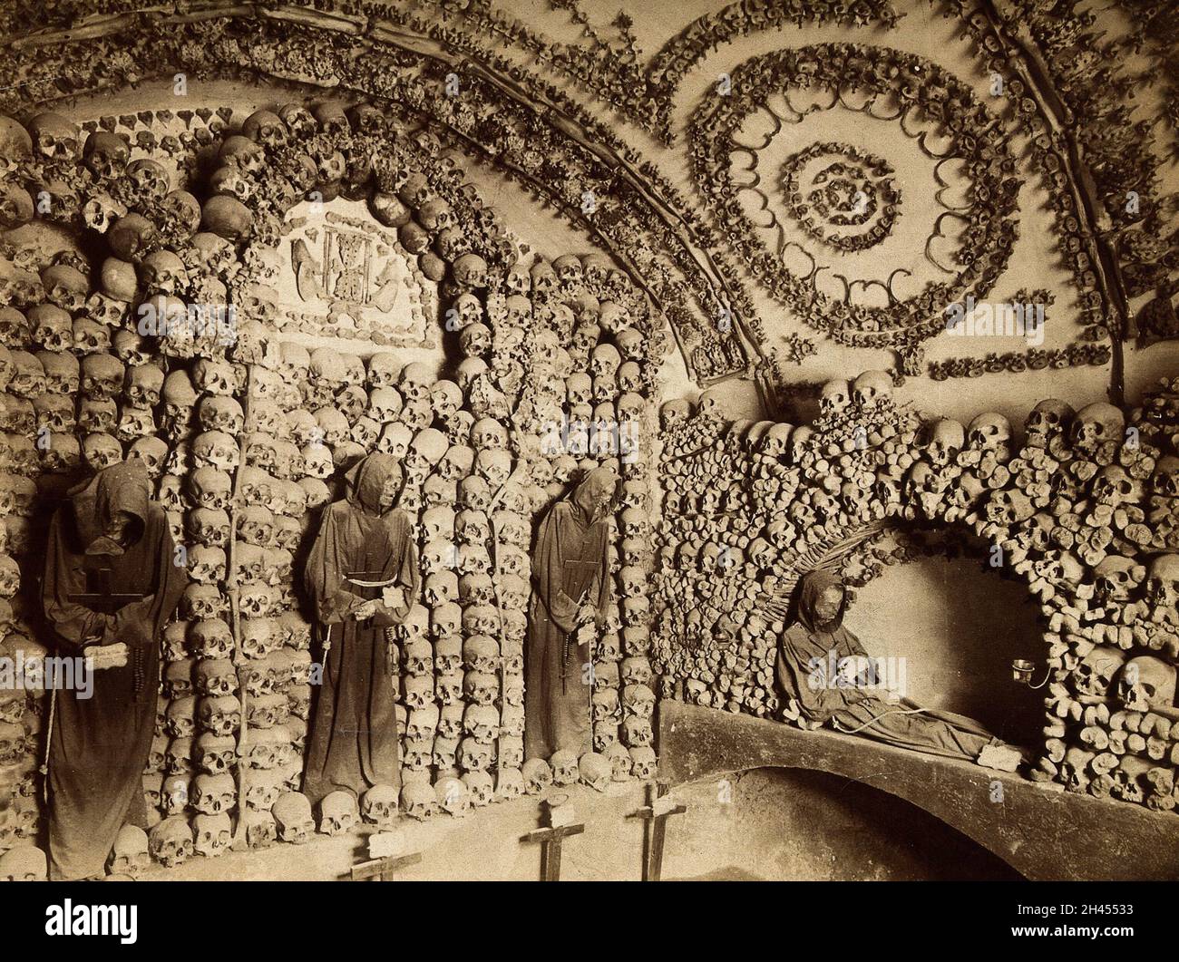 Santa Maria della Concezione, Rome: skulls and skeletons of the friars arranged in arches and columns around the walls of the Convento dei Cappuccini. Photograph. Stock Photo