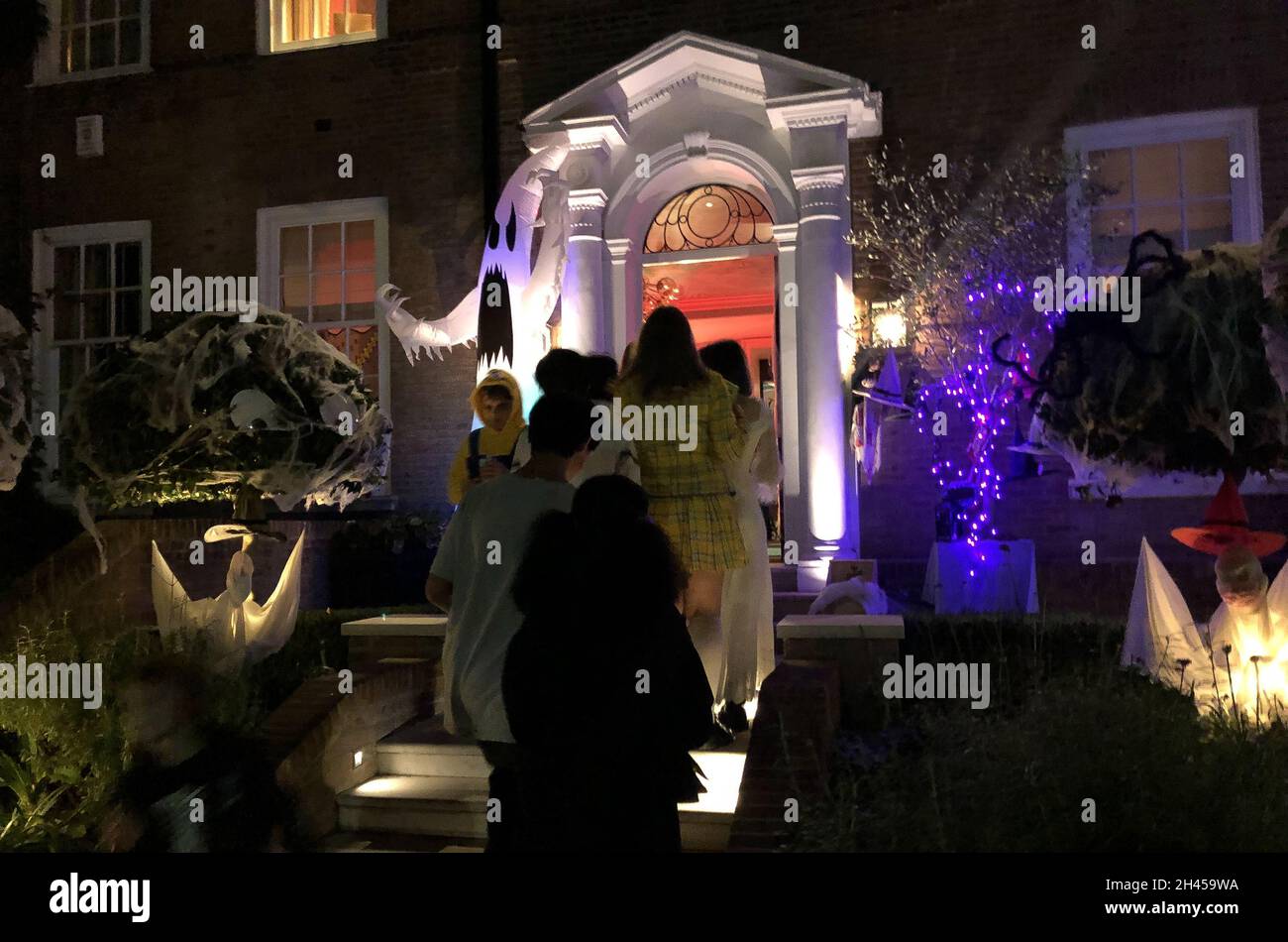London, UK. 31st Oct, 2021. Children going from house to house for