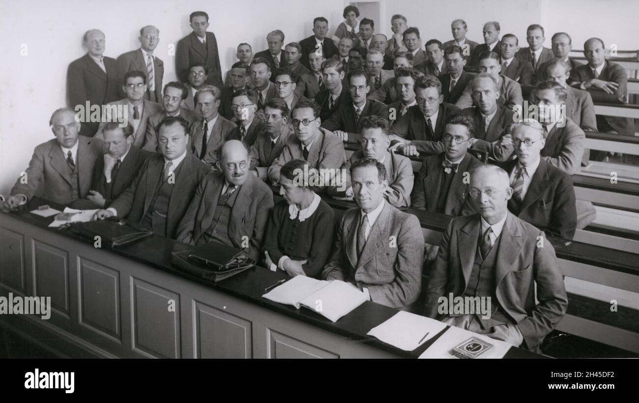 A collection of famous theoretical physicists at a lecture. In the front row are Niels Bohr, Werner Heisenberg, Wolfgang Pauli, Otto Stern and Lise Meitner Stock Photo