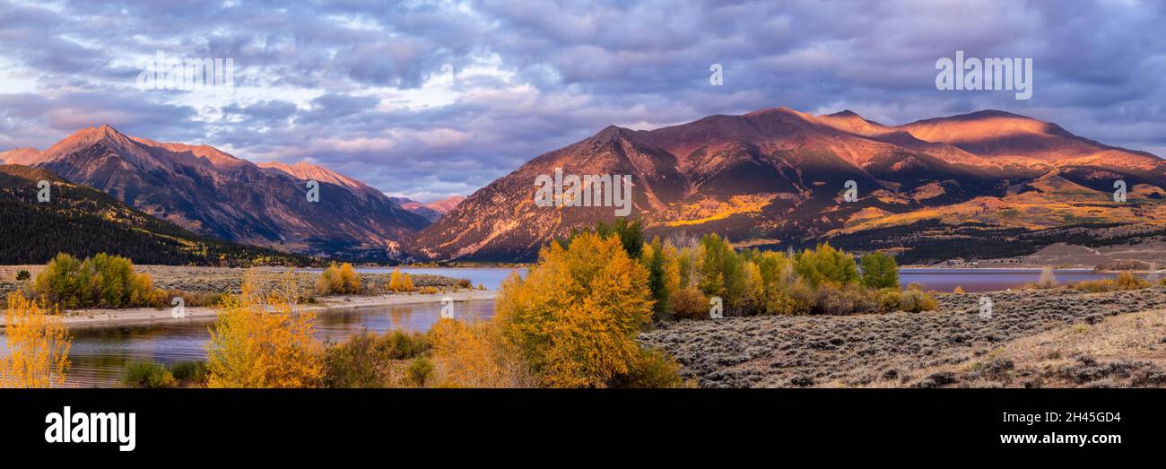 Mount Elbert and Mount Consgriff lit by the early morning light above Twin Lakes at the beginning of Autumn in Colorado. Stock Photo