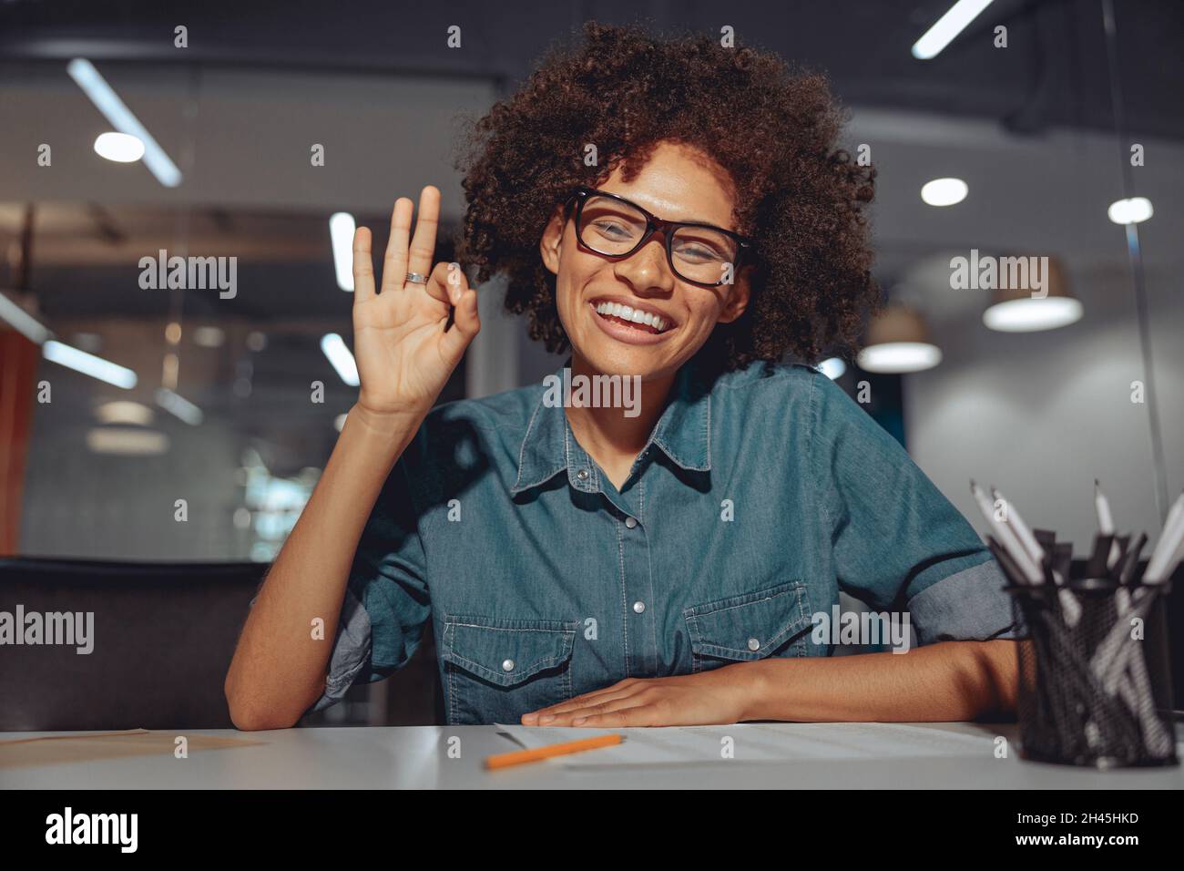 American sign language at work hi-res stock photography and images - Alamy