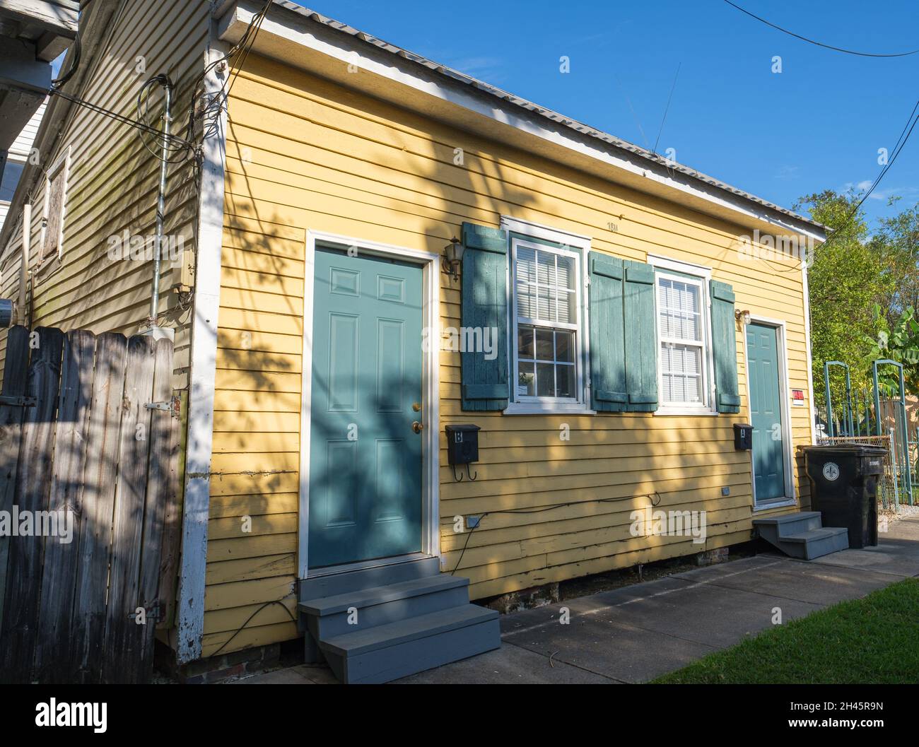 NEW ORLEANS, LA, USA - OCTOBER 26, 2021: Cottage on Oak Street in Uptown Neighborhood Stock Photo