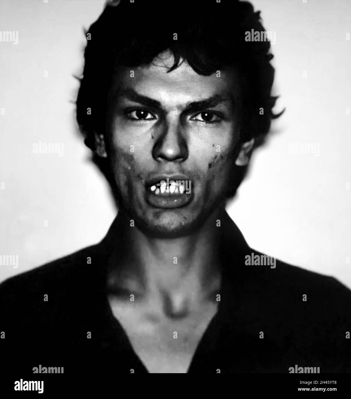 1985 , LOS ANGELES , USA : The Satanist serial killer RICHARD RAMIREZ ( 1960 - 2013 ), born Ricardo Leyva Munoz Ramírez , when was arrested in a mugshot by Los Angeles Police Department . Ramirez ' The Night Stalker ' was  also serial rapist , kidnapper , child molester and burglar , was an American spree killer who murdered at least 13 people , from 17 march to 31 august 1985  . Unknown photographer .- MUG SHOT - MUG-SHOT - SERIAL KILLER  - portrait - ritratto - serial-killer - assassino seriale - CRONACA NERA - criminale - criminal - SERIAL KILLER  - foto segnaletica della Polizia - ugly bum Stock Photo
