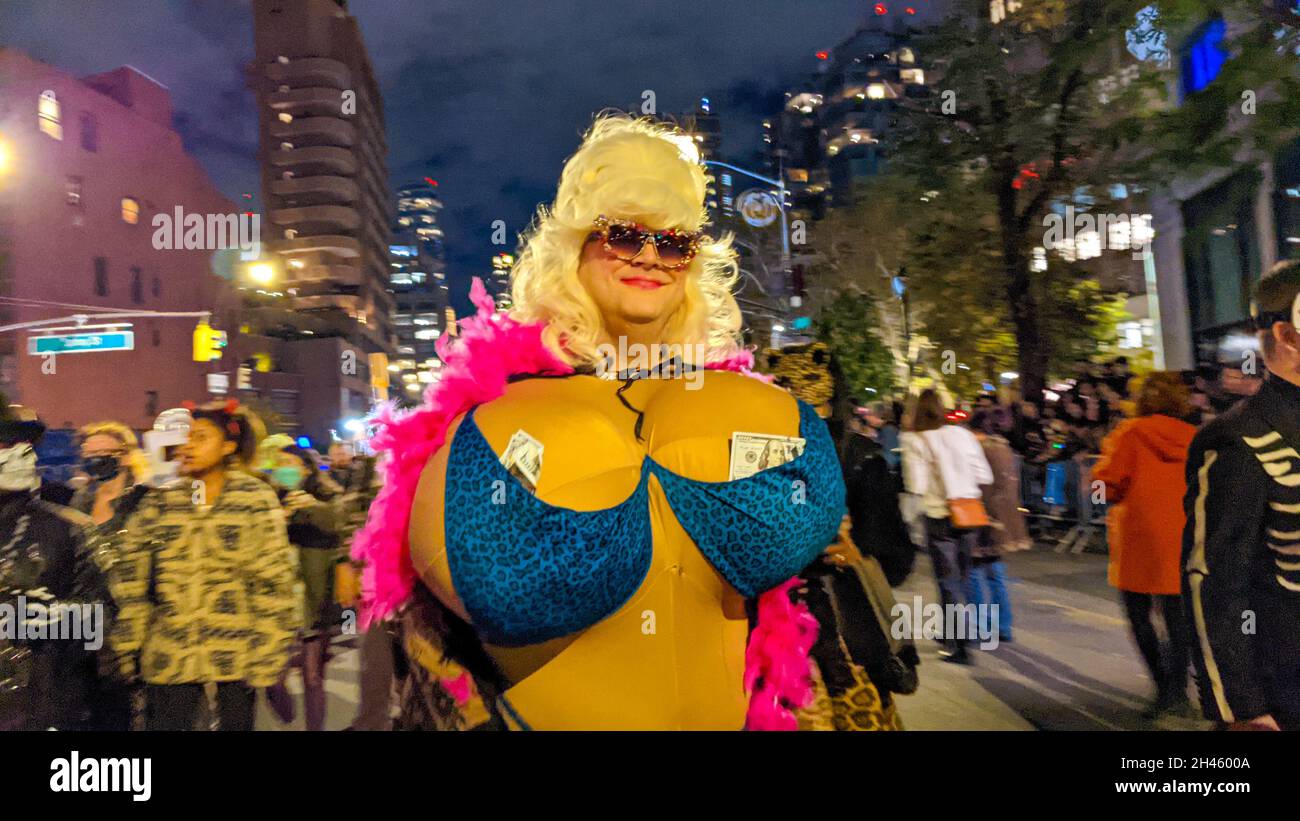 New York, United States. 31st Oct, 2021. Participants are seen dressed up as their favorite characters during the annual Village Halloween parade on Sixth Avenue on October 31, 2021 in New York City. (Photo by Ryan Rahman/Pacific Press) Credit: Pacific Press Media Production Corp./Alamy Live News Stock Photo