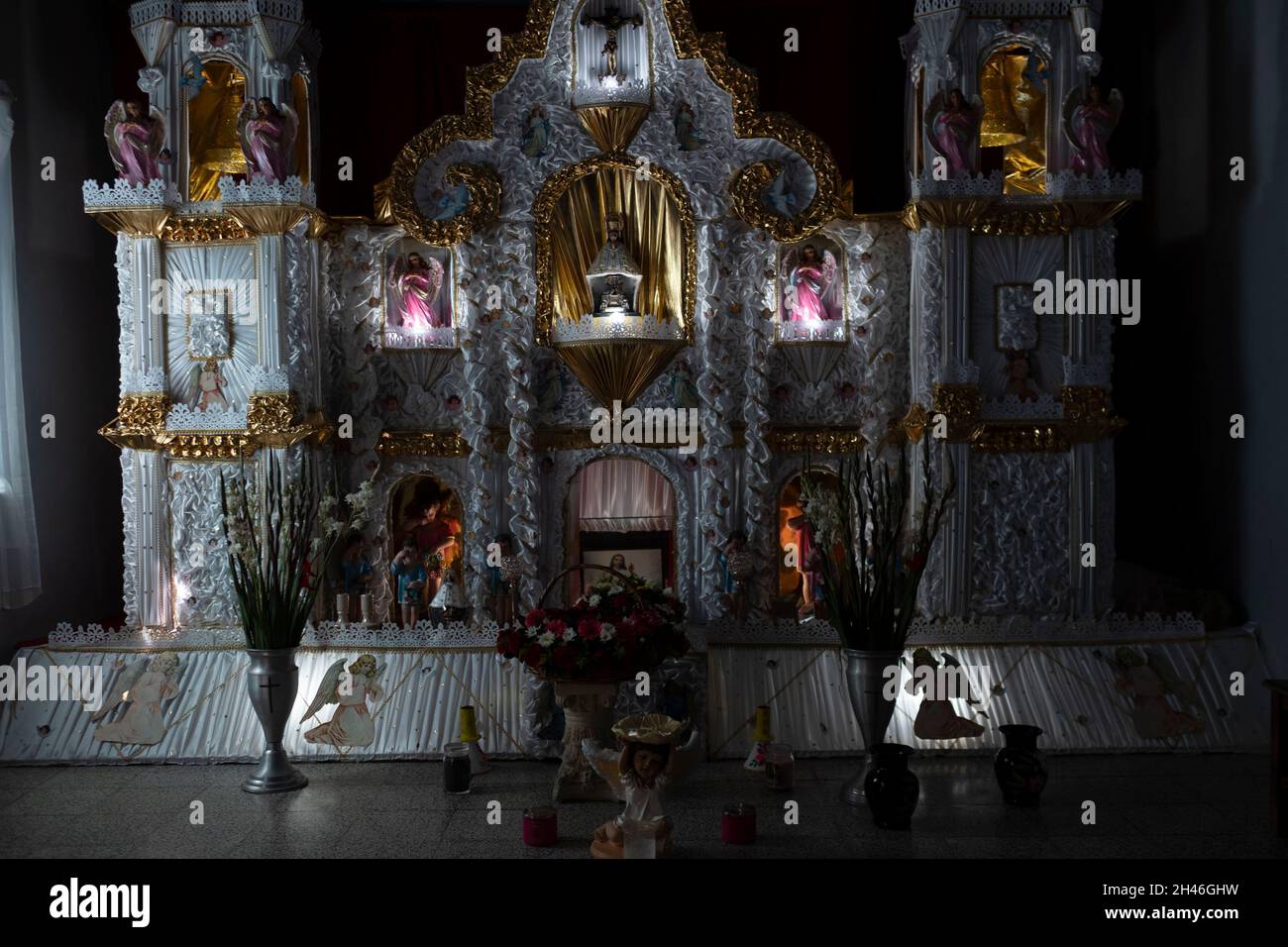 Puebla, Mexico. 31st Oct, 2021. During the Day of the Dead festival, monumental offerings are set up year after year in Huaquechula, one of the communities distinguished by serving as an altar to the town's residents who have died in the past year. The offerings consist of food and drink that suited the tastes of the deceased. In addition, candles, flowers, religious images and the photo of the deceased are placed. Credit: Jacky Muniello/dpa/17�Թ����� Live News Stock Photo