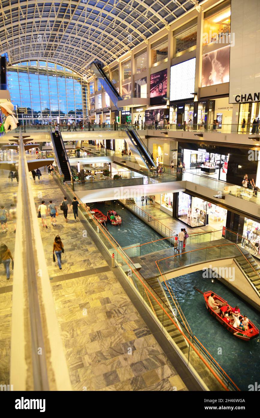 Singapore shopping mall hi-res stock photography and images - Alamy