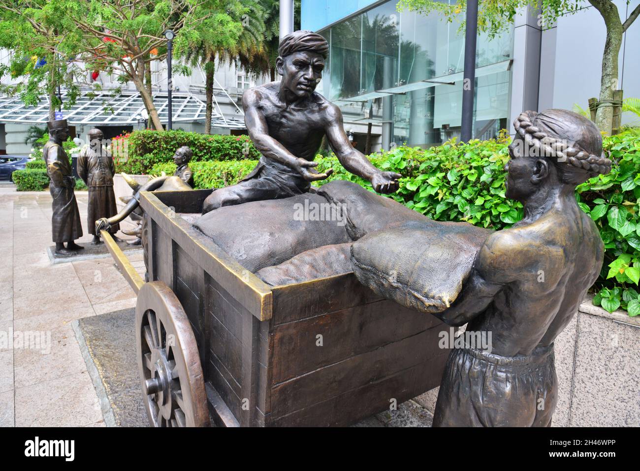 SINGAPORE. ALONG BOATS QUAY AND THE SINAGPORE RIVER, SOME STATUES SHOW HOW WAS THE LIFE IN THE CITY AT THE BEGINNING OF THE XXTH CENTURY. Stock Photo
