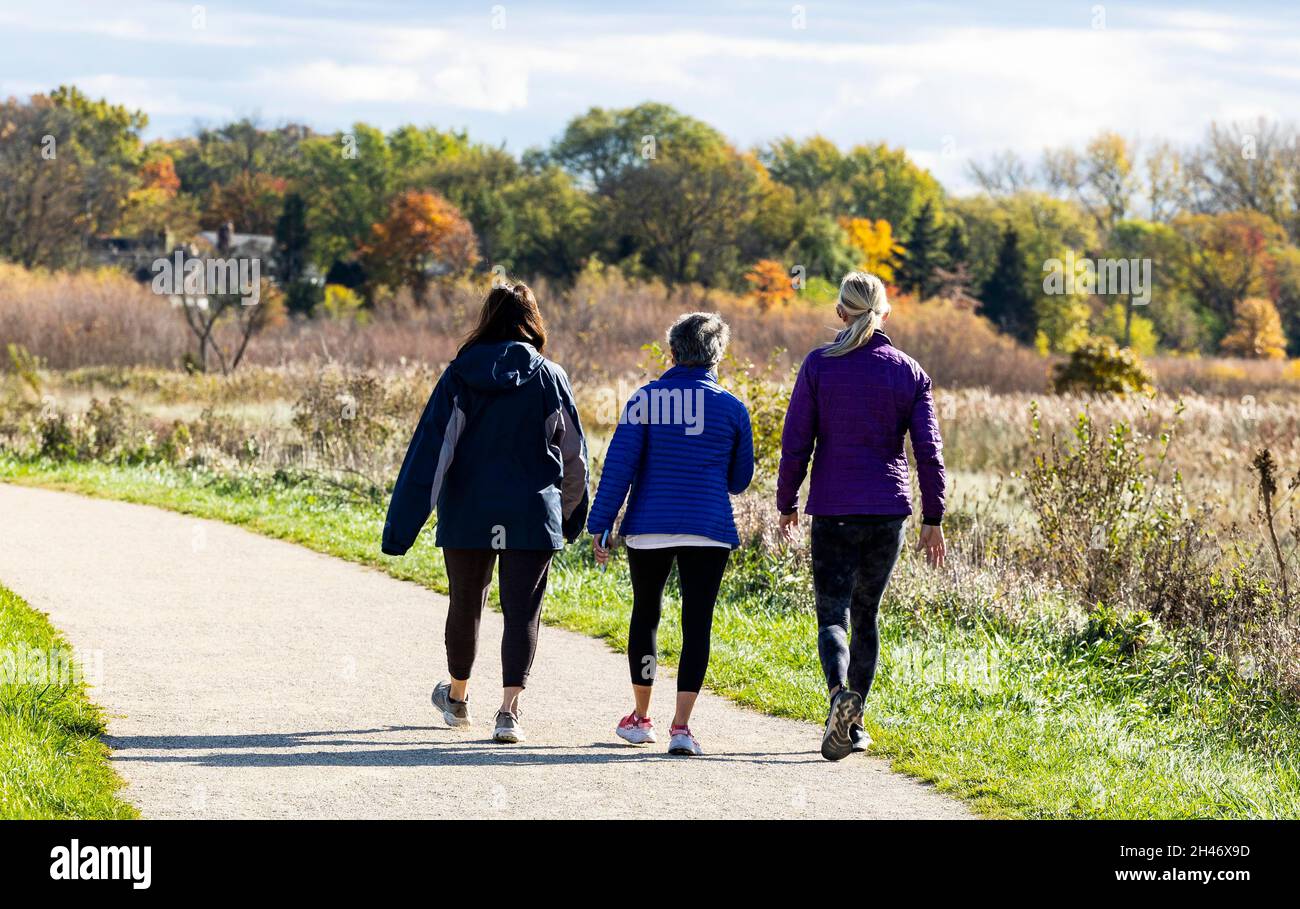Chicago, USA. 31st Oct, 2021. People go for a walk in Middlefork Savana ...