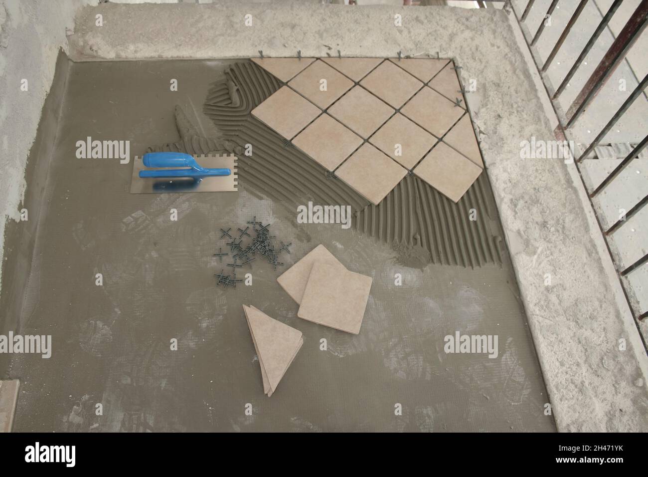 Laying ceramic tiles. Applying mortar for ceramic tiles (glue). The